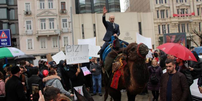 Aşı karşıtlarından deve ve eşek ile protesto