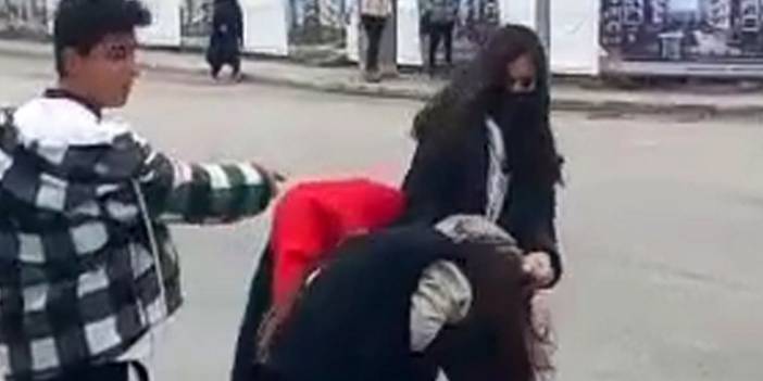 Kızların kavgasına erkekler de katıldı: Ayırıyormuş gibi yapın, ayırmayın