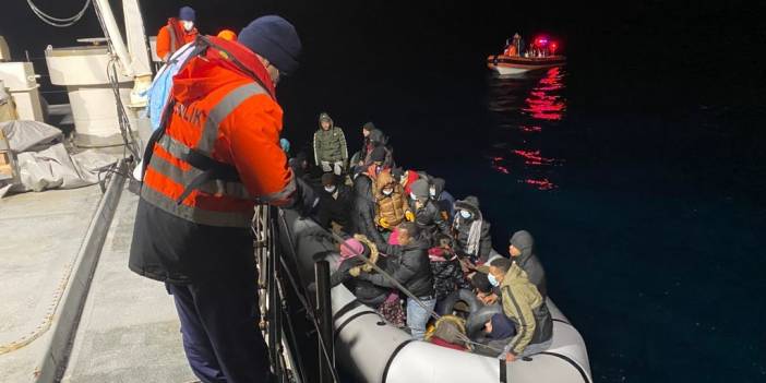 İzmir açıklarında 50 kaçak göçmen yakalandı