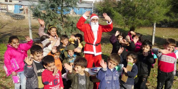 'Noel Baba' kıyafeti giyip çocuklara oyuncak dağıttı