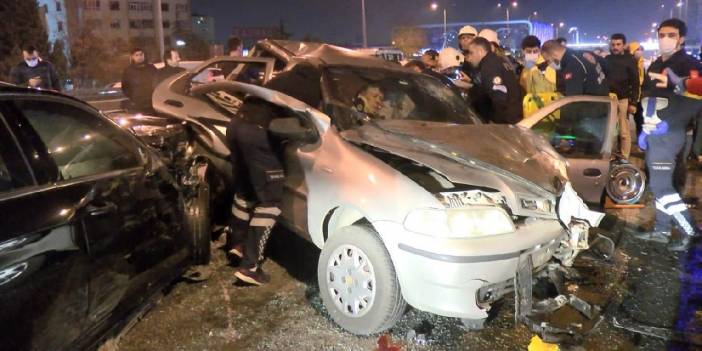 Yılın ilk saatlerinde 11 araçlık zincirleme kaza: 10 yaralı