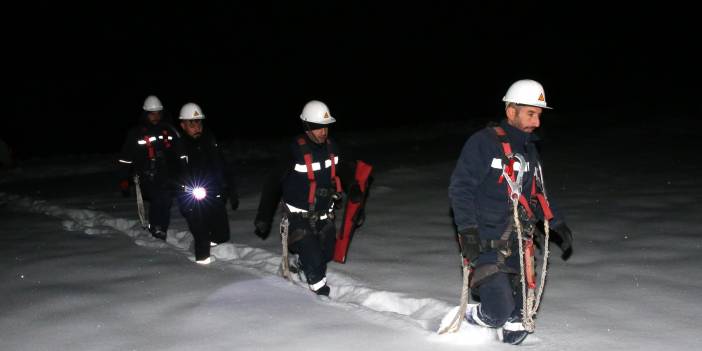 Yılbaşına 1 metre kar ve eksi 17 derece soğukta arıza gidererek girdiler