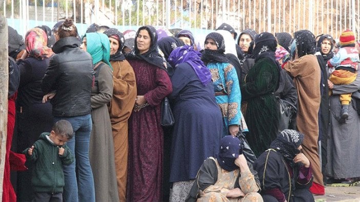 Şanlıurfa'da saatler süren kömür kuyruğu!