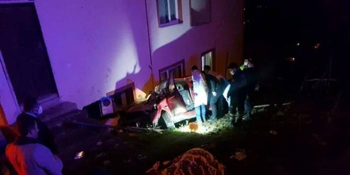 Kamyonet yol kenarındaki eve çarptı: 2 ölü, 3 yaralı