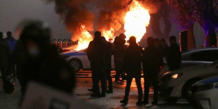 Almatı'da protestocular, belediye binasına girdi