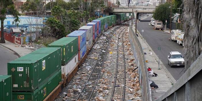 Los Angeles'ta hareket halindeki yük trenleri yağmalandı