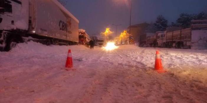 Bingöl’de araçlar yolda mahsur kaldı: AFAD ve Kızılay kumanya dağıttı