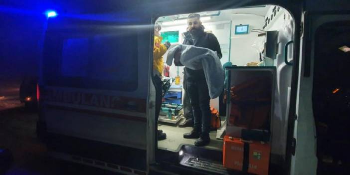 Maruf bebeği taşıyan ambulans karlı yolda mahsur kaldı