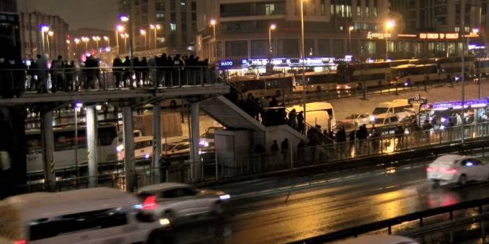 Metrobüs duraklarında kar yoğunluğu