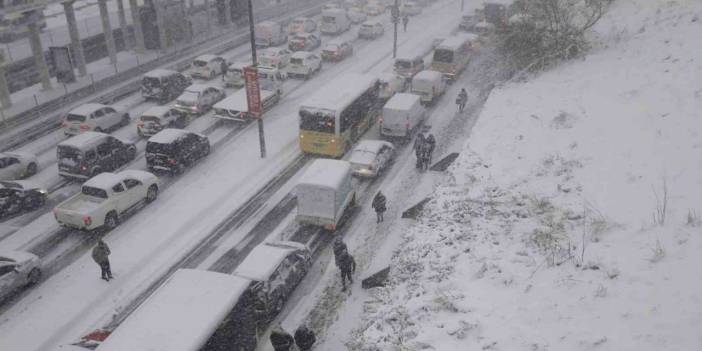 İstanbul Valisi'nden özel araç duyurusu: Saat 13.00'e kadar yasak