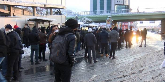 Özel araçlar yasaklandı, otobüs duraklarında yoğunluk oluştu