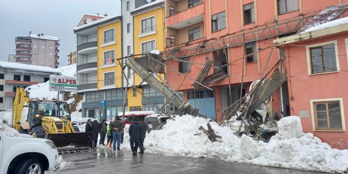 İş yerlerinin sundurmaları, biriken karla araçların üzerine düştü