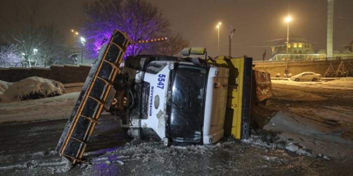 Ankara'da kar küreme aracı devrildi