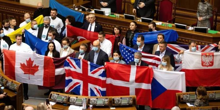 Ukrayna parlamentosunda bayraklı protesto: Türk Bayrağı açtılar