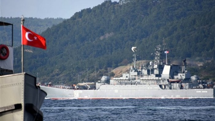 Rus savaş gemisi Çanakkale Boğazı'ndan geçti