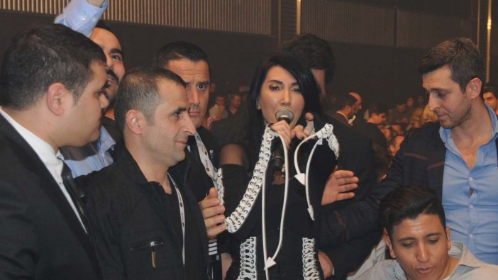 Hande Yener yılbaşı gecesinde sahnede yuhalandı! Peki neden?