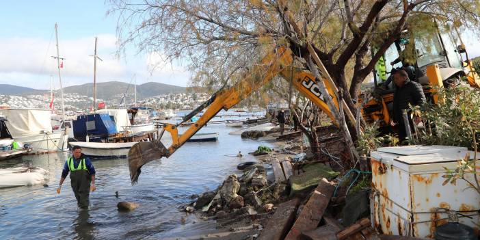 Bodrum'da kaçak iskeleler yıkılıyor