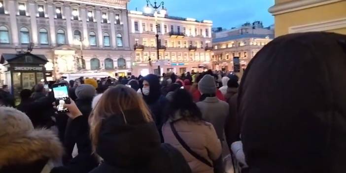 St. Peterburg'da savaş karşıtı protesto