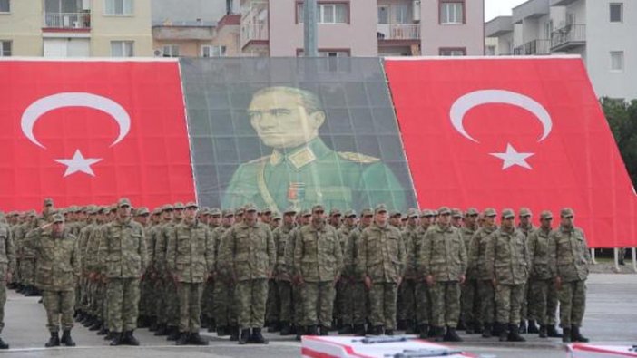 Kışladaki yemin töreninde askerler harmandalı oynadı