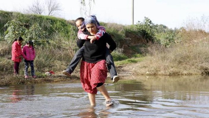 Her gün okula böyle gidiyor: Okul yolunda köprü çilesi