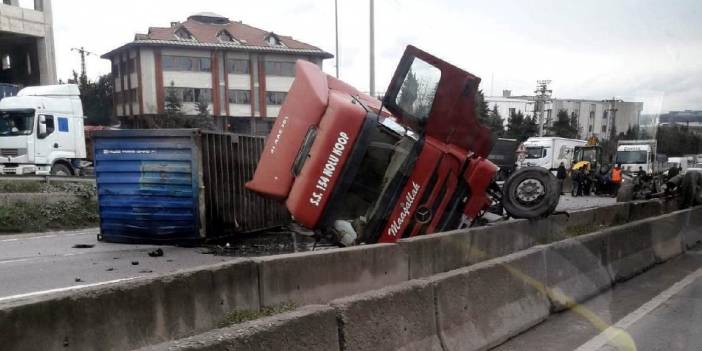 Kocaeli'de zincirleme kaza: İstanbul yönü kapandı