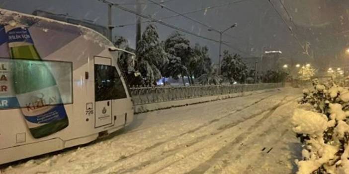 İstanbul'da kar yağışı etkisini artırdı: Tramvay seferleri iptal edildi