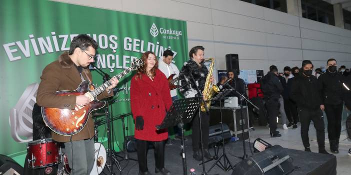 Öğrenci yemeğinde canlı müzik keyfi