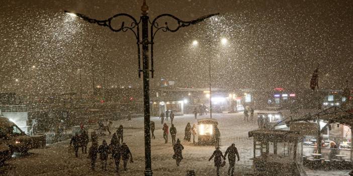 İstanbul'da kar yağışı başladı! Ne kadar sürecek?