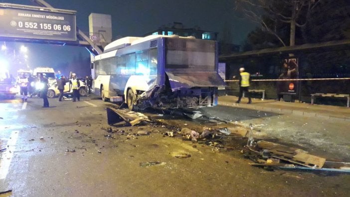 Ankara'da otomobil, otobüse çarptı: 2 ölü, 1 yaralı