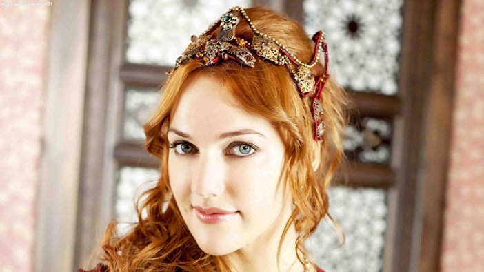 Meryem Uzerli'den sürpriz imza!