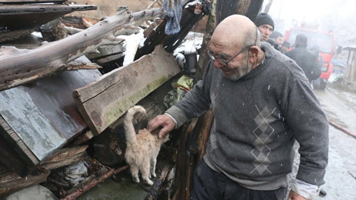 Sobayı yakmak isterken yangın çıkaran yaşlı adam, evinin yanışını kedisiyle izledi