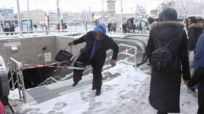 Yürüyen merdiven korkusu nedeniyle yasak dinlemedi