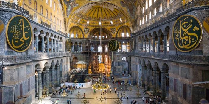 Ayasofya'nın tarihi İmparatorluk Kapısı'na zarar verildi