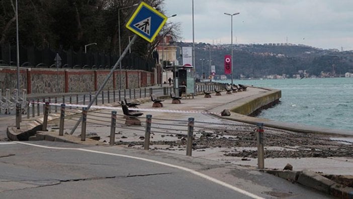 Tarabya'da yol çöktü