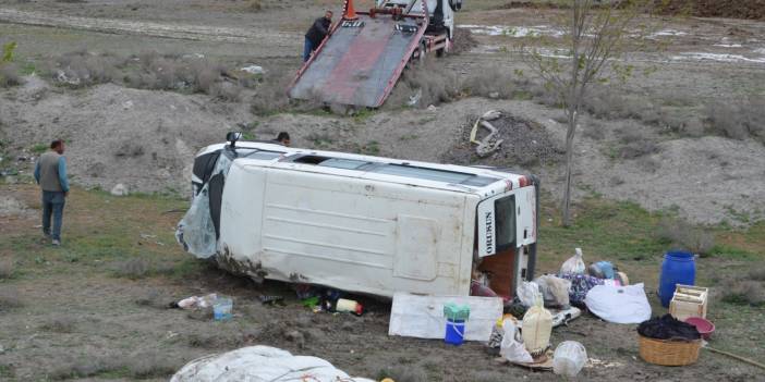 Tarım işçilerini taşıyan minibüs takla attı: 12 yaralı