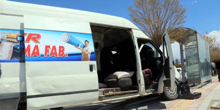 Kaçak göçmenleri taşıyan minibüs, polise çarptı