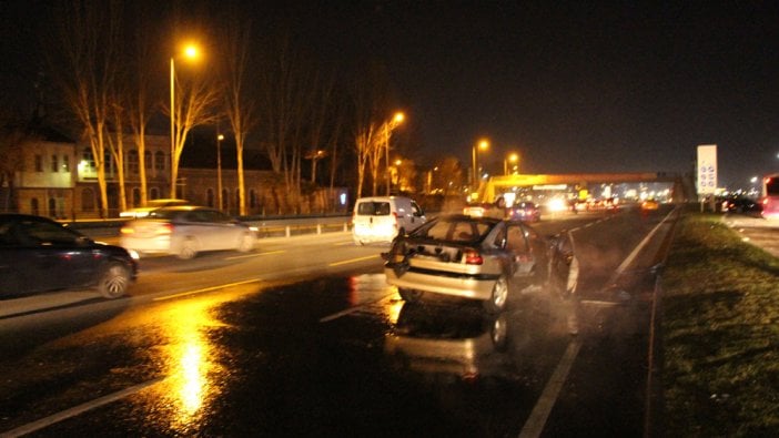 Polis aracına çarpan otomobil alev alev yandı