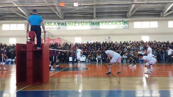 Bingöl'de taraftar sahaya girince voleybol maçı yarıda kaldı