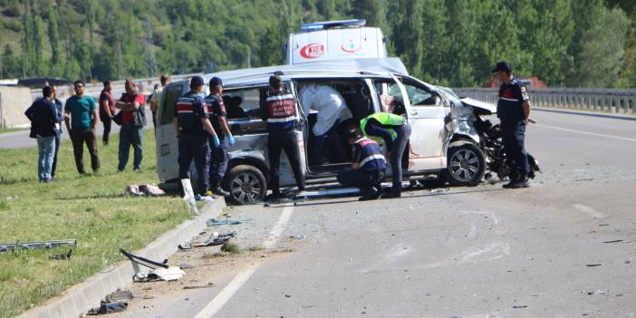 İşçi minibüsü ile otomobil çarpıştı: 2 ölü, 12 yaralı