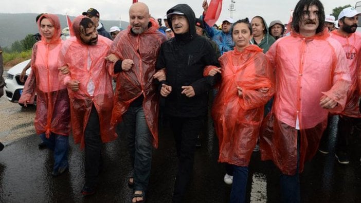 CHP lideriyle yağmur altında kol kola yürümüşlerdi: Kardeş Türküler 'Adalet Yürüyüşü'nü anlattı...