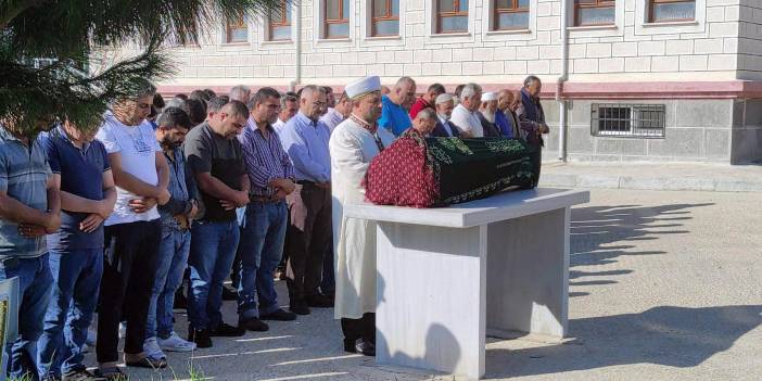 Annesinin bıçaklayarak öldürdüğü Ela Nur, toprağa verildi