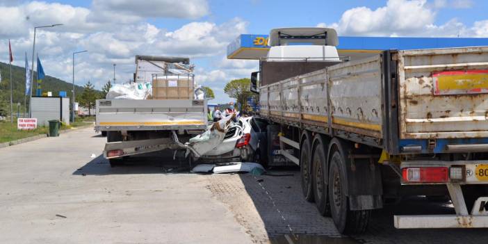 Dinlenme tesisindeki TIR'lara çarptı: 3 ölü, 1 yaralı