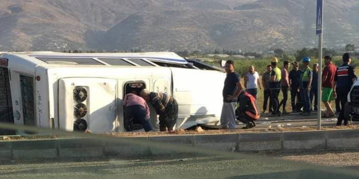 Okul servisi ile TIR çarpıştı: 9'u öğrenci 11 yaralı