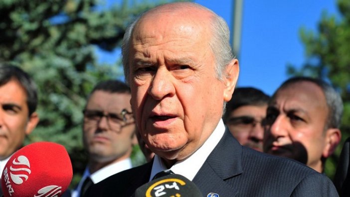 Devlet Bahçeli bayram namazından sonra Türkeş'in mezarına gitti