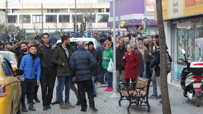 Tramvayda taciz skandalı! Polis zor kurtardı...