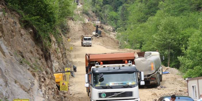 Cengiz İnşaat'ın taş ocağında çalışan kamyoncular kontak kapattı