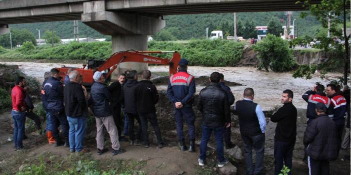 Su taşkınlarına müdahale eden işçi suya kapıldı