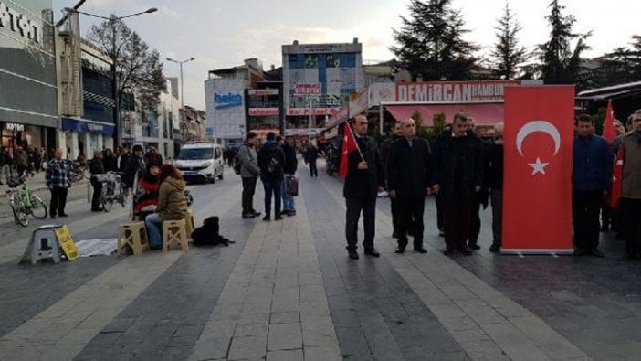 İstiklal Marşı okunurken ayağa kalkmayan mimar gözaltına alındı