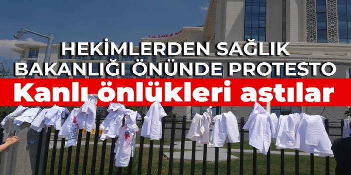 Hekimlerden Sağlık Bakanlığı önünde protesto... Kanlı önlükleri astılar