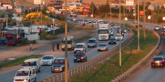 43 ilin geçiş noktasında bayram dönüşü trafiği